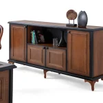 La console de bureau Beatrice allie à la perfection élégance classique et fonctionnalité professionnelle. Spacieuse et dotée de plusieurs compartiments, elle est conçue pour affirmer votre style et optimiser l'organisation de votre espace de travail.