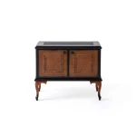 La console latérale Beatrice est la pièce design par excellence pour un bureau sophistiqué.