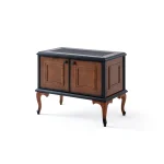 La console latérale Beatrice est la pièce design par excellence pour un bureau sophistiqué.