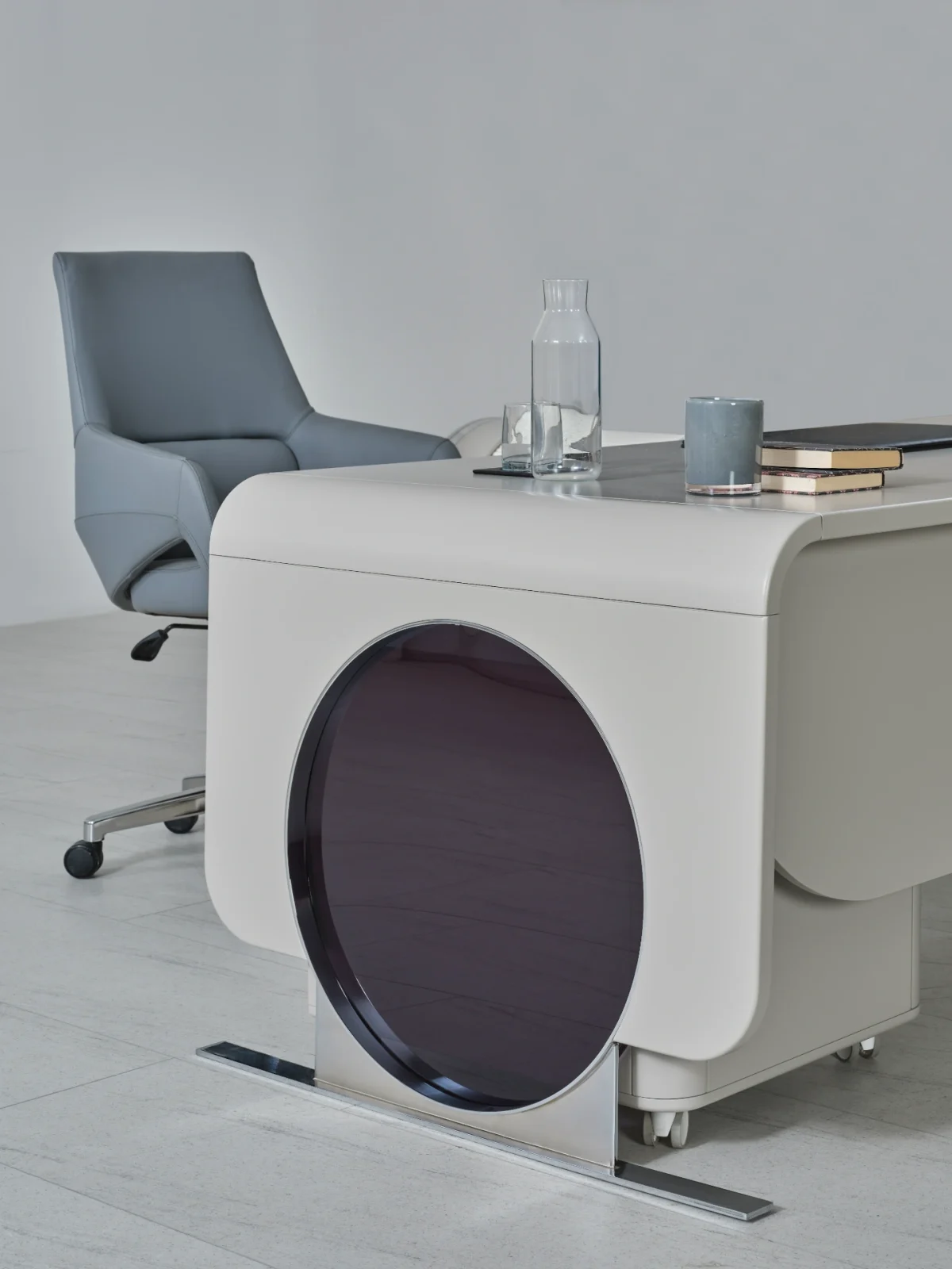The Freya Office Set combines organic curves with professional elegance. It's a complete, futuristic solution for modern executives who value both avant-garde style and ergonomic comfort.
