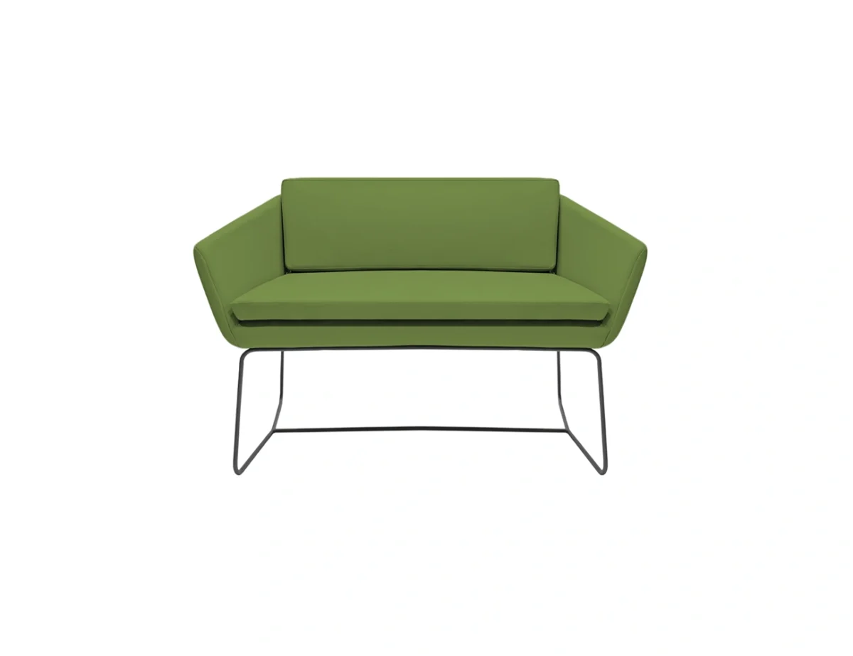 Le canapé de bureau Koda incarne le professionnalisme contemporain. Avec son piètement élégant et ses coussins ergonomiques, il apporte une touche architecturale et audacieuse à tout espace de travail.