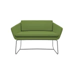 Le canapé de bureau Koda incarne le professionnalisme contemporain. Avec son piètement élégant et ses coussins ergonomiques, il apporte une touche architecturale et audacieuse à tout espace de travail.