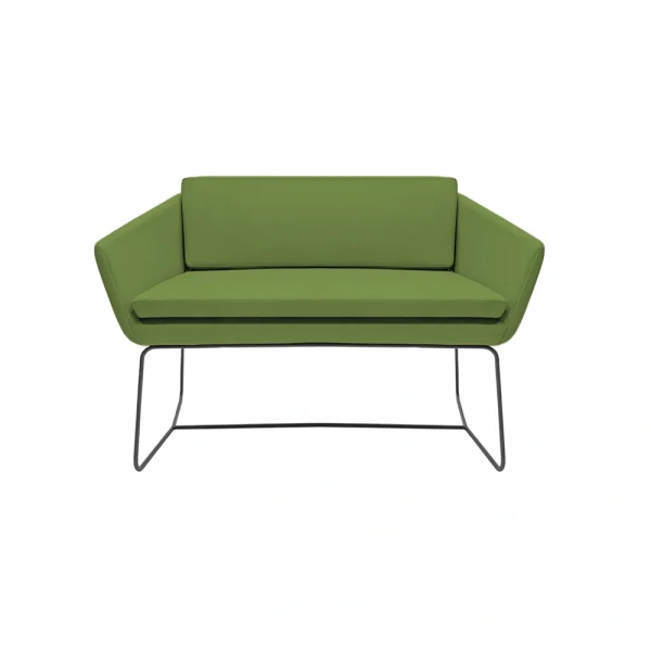 Le canapé de bureau Koda incarne le professionnalisme contemporain. Avec son piètement élégant et ses coussins ergonomiques, il apporte une touche architecturale et audacieuse à tout espace de travail.